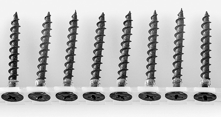 Skrutky v pásovom zásobníku