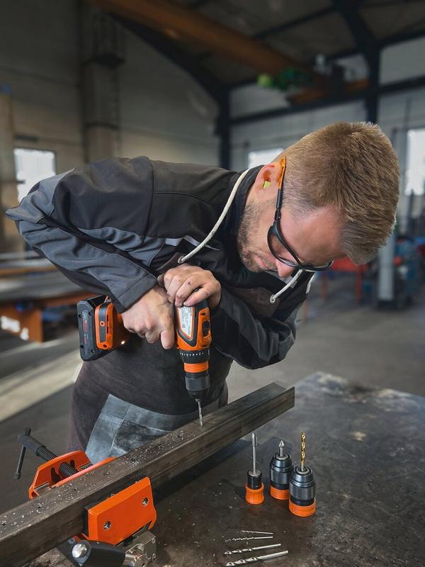 Zvýhodnená akumulátorová súprava Akumulátorový príklepový skrutkovač ASCD 18-200 W4 a akumulátorový vŕtací skrutkovač ASCM 18 QSW