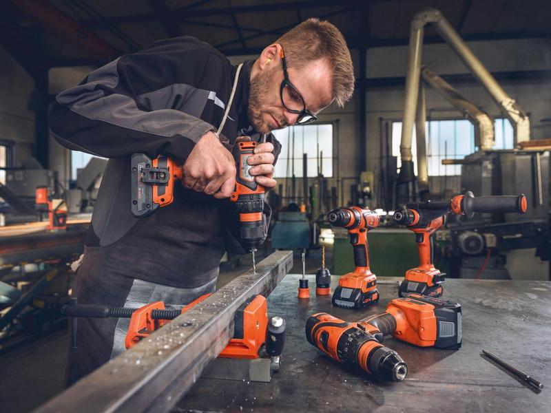 Zvýhodnená akumulátorová súprava Akumulátorový MULTIMASTER AMM 500 a akumulátorový vŕtací skrutkovač ASCM 18 QSW AS